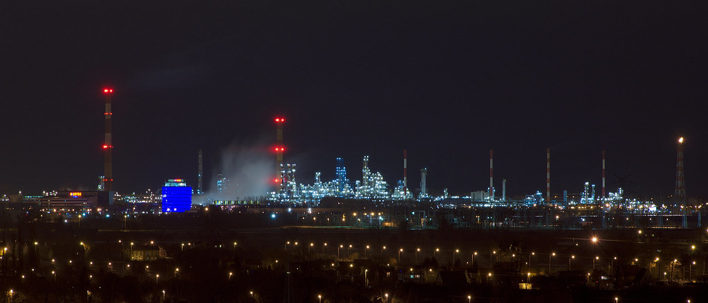 Refinería industrial iluminada de noche